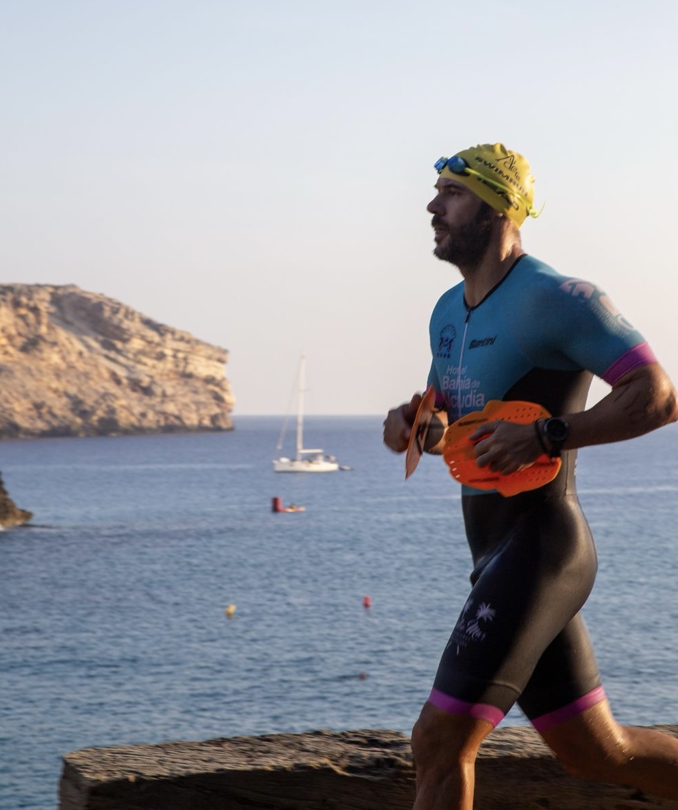 Atleta con paletas en swimrun