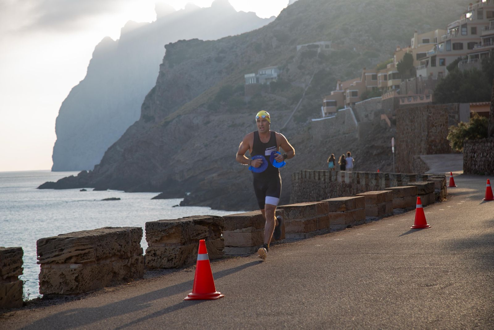 Atleta corriendo por la costa de Mallorca