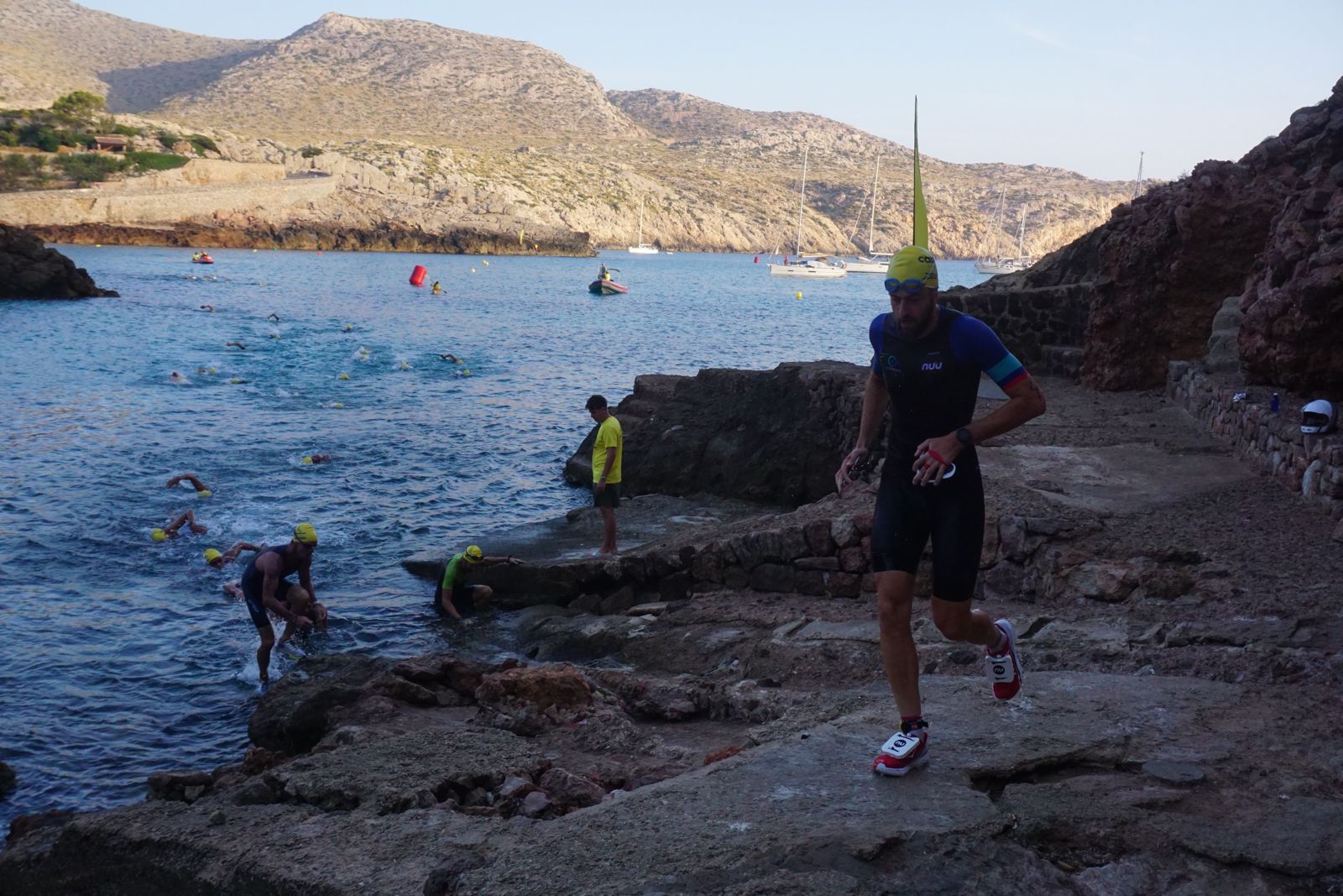 Nadadores en aguas abiertas en Cala Sant Vicenç